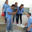הייתי בטוחה שפעולת הנוער המיועדת לתלמידי כיתה י' בבית ספר טרה סנטה ביפו לא תעבוד הפעם, כי היא הולכת לנגוע בדבר שנראה לי מובן מאליו, ממש אקסיומה: כוחו של הפרט לעומת כוחה של הקבוצה. זה כבר הוכח בעבר והופנם, ויש בלי סוף פתגמים על חשיבות שיתוף הפעולה כגון "יד אחת לא מוחאת כפיים", ופתגמים וסיפורים אחרים ששיננו בהיותנו ילדים. על כל פנים נתתי צ'אנס לפעולה הזאת של "הנוער למען שינוי חברתי" של ארגון העובדים מען, כי נזכרתי שבכל זאת מדובר בנוער של ימינו שהראש שלהם תקוע עמוק בתוך האייפונים והמחשבים, ומנותקים מסביבתם, והדגש בימינו עבר לפתגמים אחרים שמפארים את הפרט ומטפחים את האינדיבידואל, כגון, אדם לאדם זאב, ואם אין אני לי מי לי, ובערבית אומרים "כול וואחד יא רב נפסי" (כל אחד אומר- אלוהים, קודם אני) וכיו"ב.