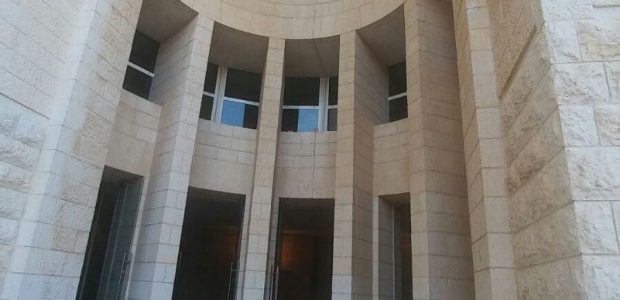 בג"ץ מכנה את התורים ללשכת התעסוקה ורשות האוכלוסין וההגירה בירושלים המזרחית "גיהינום", ודורש מהמדינה להיות יצירתית ולמצוא פתרונות אופרטיביים ביום 15.3.2018 התקיים בבג"ץ דיון בעתירת המוקד להגנת הפרט וארגון העובדים [&hellip;]