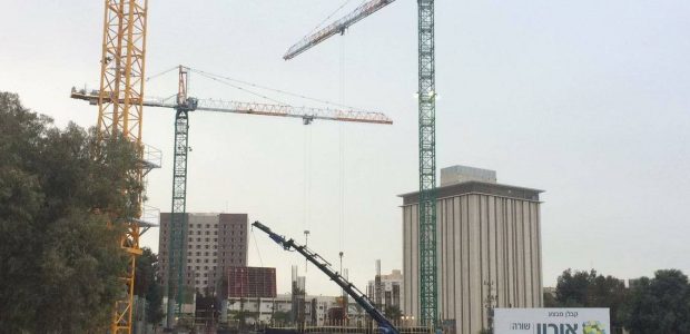 היום הוגשה עתירה על ידי הארגונים: "קו לעובד" ו"ארגון העובדים מען" נגד משטרת ישראל, משרד העבודה והרווחה, המשרד לביטחון פנים ומשרד האוצר. העתירה עוסקת בתחום תאונות העבודה בענף הבניה, ובכשלים [&hellip;]