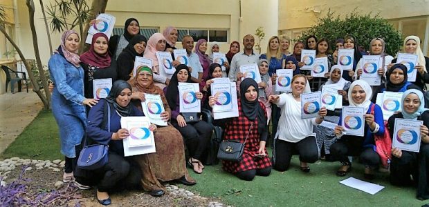 35 נשים ערביות קיבלו תעודות מטפלות גריאטריות בטקס מרגש בהלל יפה התעודות שחולקו למשתתפות ממוספרות ורשומות באגף הגריאטרי של משרד הבריאות, ומקנות לבוגרות ההכשרה מעמד רשמי, כפי שהסבירה וכטר. הארוע היה חלק מפיילוט להכשרת נשים ערביות כמטפלות סיעודיות שנפתח בשיתוף בין ארגון העובדים מען, האחראית על סטנדרטים גריאטרים במשרד הבריאות, ובית הספר האקדמי לסיעוד בהלל יפה, אשר קיים כבר שלושה קורסים כאלו, והכשיר עד כה 63 מטפלות. מעל למחצית בוגרות ההכשרה החדשה כבר נקלטו בעבודה, ואליהן תצטרפנה המטפלות החדשות.