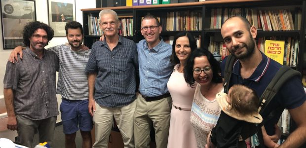 ביום ה', 30.8.2018, נחתם בעמותת החינוך הדו לשוני יד ביד, הסכם קיבוצי ראשון המסדיר את תנאי ההעסקה של העובדים. ההסכם נחתם בין ארגון העובדים מען, ועד העובדים והנהלת עמותת יד ביד. חתימת ההסכם אפשרה את פתיחת שנת הלימודים בכל ששת מוסדות העמותה באופן סדיר ובאוירה חיובית. 