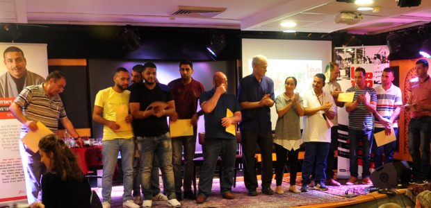 ארגון העובדים מען פרסם לאחרונה דו"ח על מצבם של העובדים הפלסטינים באזורי ההתנחלויות בגדה המערבית. הדו"ח סיכם את הניסיון המצטבר של מען בהגנה על זכויותיהם ובאיגודם במשך 10 השנים האחרונות, בכלל זה ההסכם הקיבוצי פורץ הדרך במוסך צרפתי בשנת 2017. 