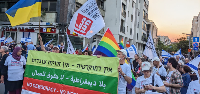 'מען – ארגון עובדים' הצטרף למטה המחאה ופועל יחד עם מאות ארגונים וקבוצות להעצים את כוחה ולהבטיח שהיא תמשיך לצעוד ברחוב עד שהממשלה הפשיסטית תופל. הנוכחות של הפעילות והפעילים הערבים שלנו בהפגנה המרכזית בולטת במיוחד, בשל ההיעדרות של החברה הערבית מהמחאה.